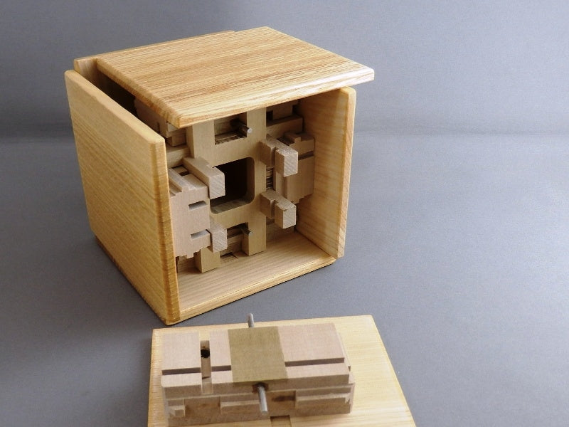 Link Type Box (Grace) by Hiroshi Iwahara